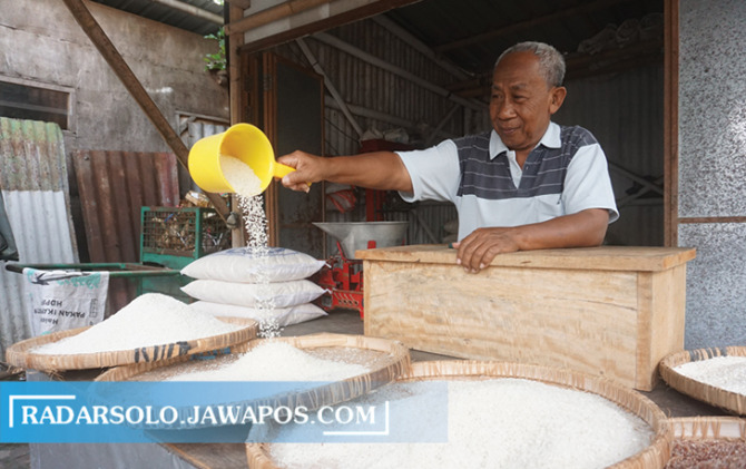 HARGA NAIK: Salah satu pedagang beras di Pasar Darurat, Desa Karanganom, Kecamatan Klaten Utara. (ANGGA PURENDA/RADAR SOLO)
