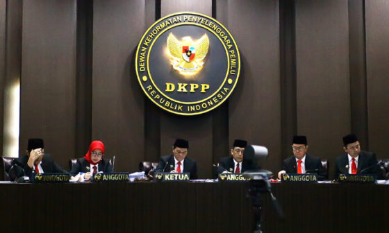 Ketua Dewan Kehormatan Penyelenggara Pemilu (DKPP) Heddy Lugito (ketiga kiri) didampingi anggota DKPP memimpin sidang Kode Etik Penyelenggara Pemilu (KEPP) di Kantor DKPP, Jakarta, Rabu (8/2/2023). Sidang KEPP itu beragendakan mendengarkan keterangan peng