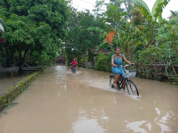 TUNGGU SURUT: Warga Desa Plosowangi, Kecamatan Cawas, Klaten, di teras rumahnya yang tergenang banjir kemarin (3/2/2023). (POLSEK TRUCUK FOR RADAR SOLO)