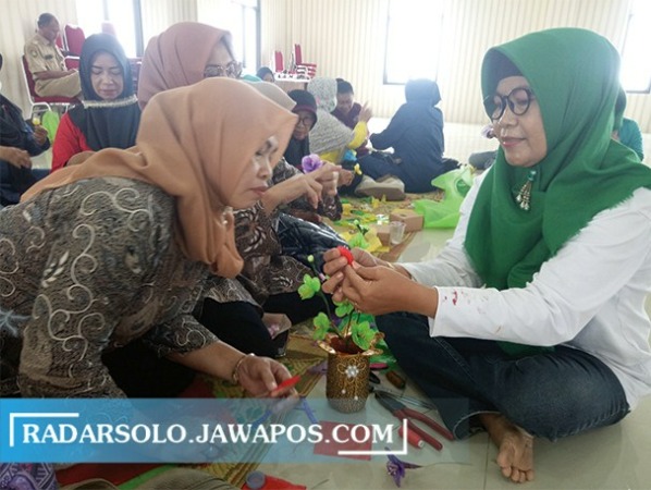 ASAH SKILL: Suswanti memberikan bimbingan keterampilan membuat kerajinan dari sampah di balai kota pekan kemarin. (SILVESTER KURNIAWAN/RADAR SOLO)