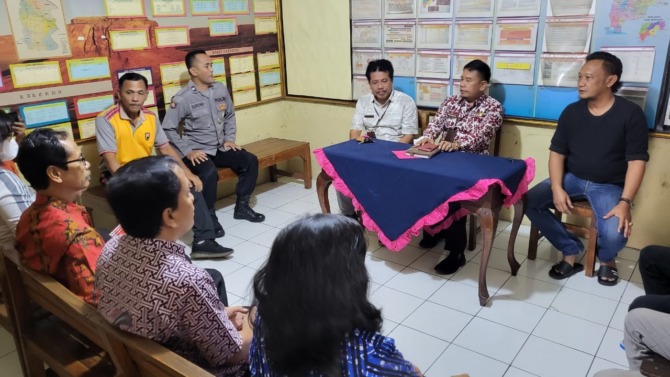 SALAH PAHAM: Klarifikasi isu penculikan anak di Polsek Selogiri, kemarin (3/2/2023). (CAMAT SELOGIRI FOR RASO)