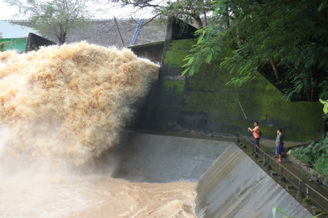 DIBUKA: Suasana di sekitar pintu spillway WGM Rabu (15/2/2023) lalu. (IWAN ADI LUHUNG/RADAR SOLO)