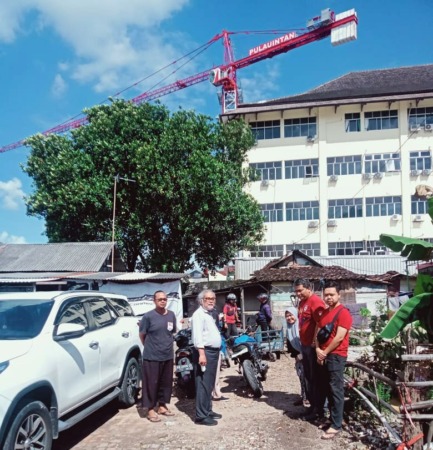 Ketua Komnas Perlindungan Anak Arist Merdeka Sirait saat meninjau langsung kondisi anak-anak dan lokasi rumah yang berdekatan dengan pembangunan RS yang ada di kawasan Purwosari, Sabtu (18/2/2023). (D. BRAM/RADAR SOLO)