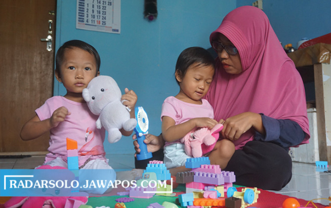 LUCU-LUCU: Endah Budi Karyati bersama anak kembarnya sedang bermain lego di kediamannya, di Desa Gumulan, Kecamatan Klaten Tengah. (ANGGA PURENDA/RADAR SOLO)