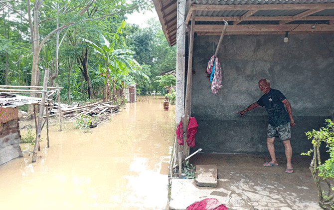 Banjir di permukiman warga di Lingkungn Sanggrahan RT 03 RW 08 Kelurahan Giripurwo, Kecamatan Wonogiri Kota, Jumat (17/2). (IWAN ADI L/RADAR SOLO)