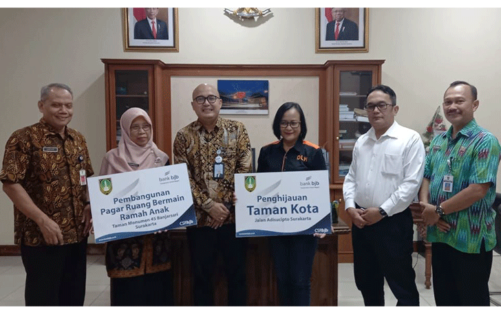 Bank bjb serahkan bantuan pembangunan pagar Ruang Bermain Ramah Anak di Taman Monumen 45 Banjarsari dan penghijauan taman kota Jalan Adisucipto kepada Pemkot Solo.