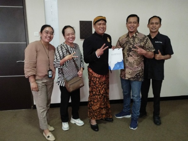 Pemimpin Bank Jateng Cabang Koordinator Surakarta Djaka Nur Sahid (tiga dari kiri) dan General Manager Radar Solo Andi Aris (dua dari kanan) bersama tim, Jumat (17/2/2023).