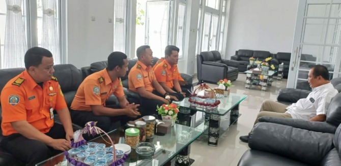 Anggota Basarnas berdialog dengan Bupati Karanganyar untuk persiapan fun bike jelang HUT ke-51 Basarnas, Rabu (15/2/2023). (RUDI HARTONO/RADAR SOLO)