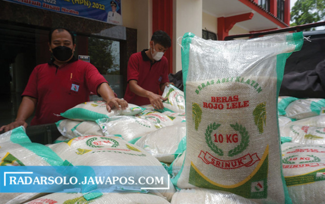 PRODUK LOKAL: Beras rojolele srinuk yang didistribusikan bagi ASN di lingkungan Pemkab Klaten. (ANGGA PURENDA/RADAR SOLO)