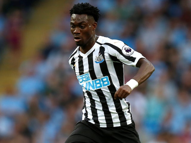 Christian Atsu saat berkostum Newcastle United. Pesepakbola asal Ghana itu ditemukan meninggal dunia akibat gempa Turki. (JPG/Sports Mole)