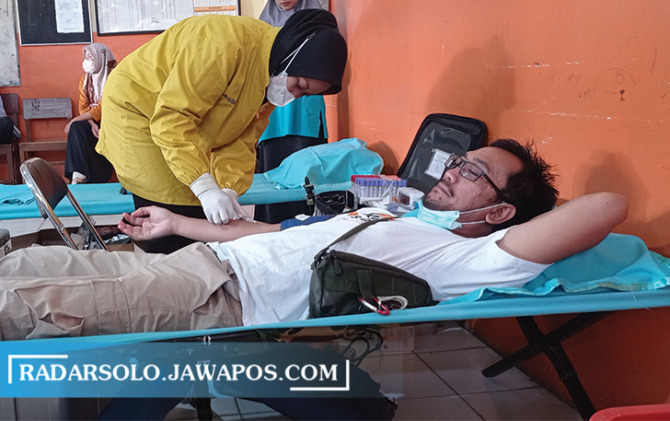 SOSIAL: Donor darah di SMP Muhammadiyah 1 Kartasura, kemarin. (LUTHFIA HELWA/RADAR SOLO)