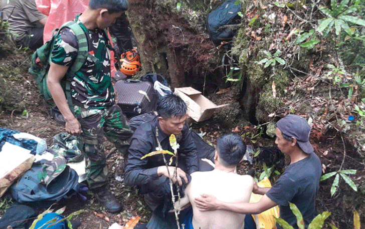 Tim evakuasi merawat para korban di perbukitan Temiai, Kabupaten Kecinci, Jambi, Senin (20/2). (DIVISI HUMAS POLRI)