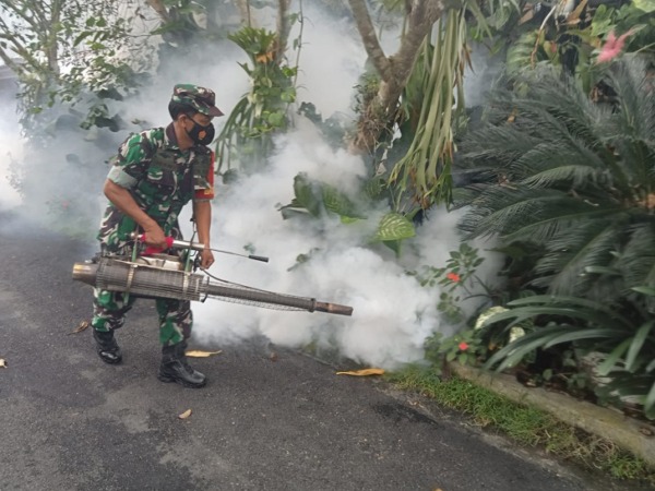 Fogging oleh unsur TNI di  Kelurahan Pulisen, Kecamatan/Kabupaten Boyolali. (IST)