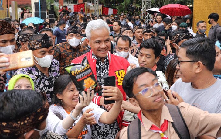 Gubernur Jateng Ganjar Pranowo diserbu masyarakat saat hadiri acara di Universitas Kristen Satya Wacana (UKSW) Salatiga, Jumat (24/2).