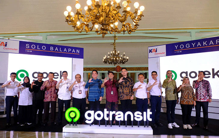 PT GoTo (Gojek Tokopedia Tbk) meluncurkan program GoTransit di Pura Mangkunegaran, Solo, Kamis (23/2). Lewat program ini, penumpang KRL Solo-Jogjakarta dan Prambanan Ekspress bisa langsung memesan tiket kereta  dengan aplikasi Gojek. (SILVESTER K/RADAR SO