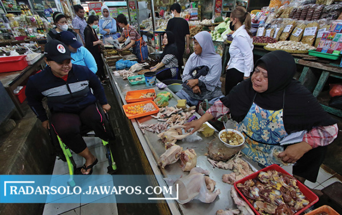 BANYAK YANG TERJERAT: Persyaratan mudah dan pencairan utang cepat, menjadi alasan sejumlah pedagang nekat menggunakan jasa bank plecit. (ARIEF BUDIMAN/RADAR SOLO)