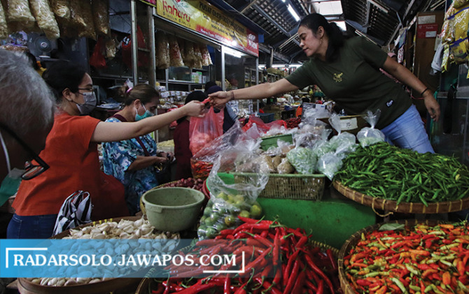 TRANSAKSI: Aktivitas perdagangan di pasar tradisional Kota Solo. Banyak dari pedagang yang nekat berutang ke bank plecit dengan alasan persyaratannya sangat mudah dan cepat cair. (ARIEF BUDIMAN/RADAR SOLO)