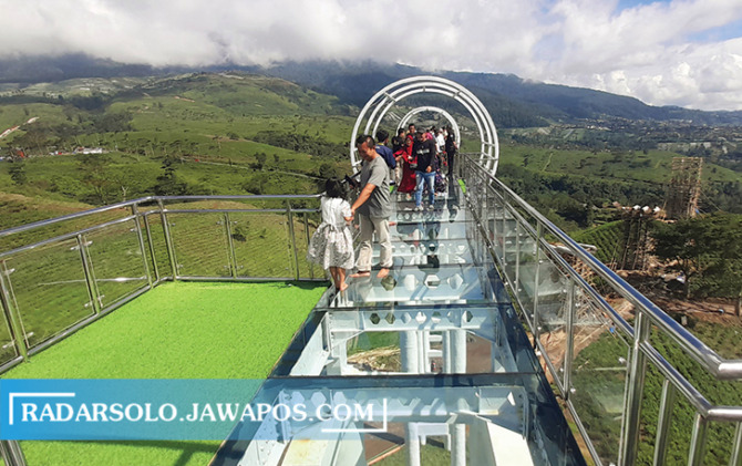 EKSTREM: Sejumlah wisatawan menjajal wisata baru jembatan kaca di kawasan kebun teh Kemuning, Ngargoyoso, kemarin. (RUDI HARTONO/RADAR SOLO)