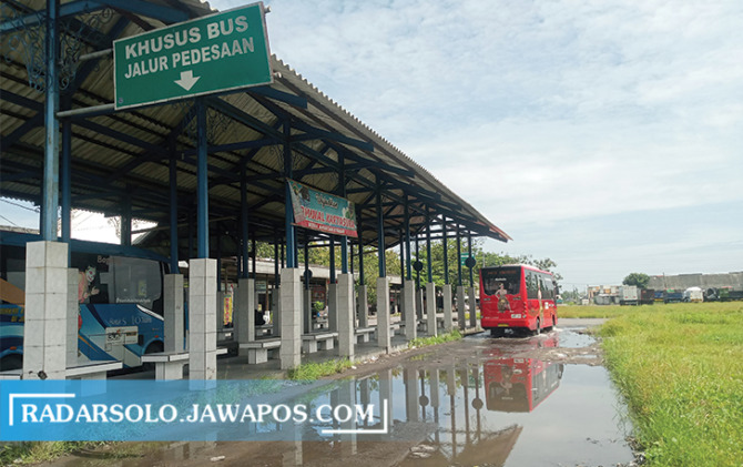MEMPRIHATINKAN: Kondisi landasan di Terminal Kartasuro yang penuh genangan air, Senin (13/2/2023). (IWAN KAWUL/RADAR SOLO)