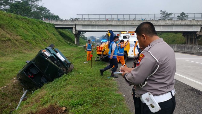 Olah tempat kejadian perkara kecelakaan tunggal di tol Solo-Semarang,  Desa Selondoko, Kecamatan Ampel, Kabupaten Boyolali, Selasa (31/1/2023). (SATLANTAS POLRES BOYOLALI)