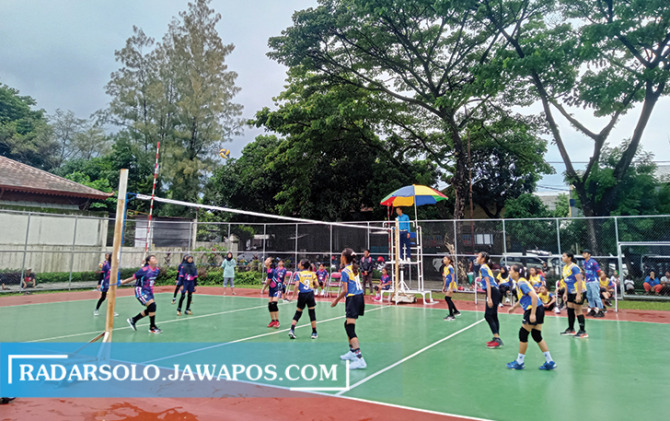 PEMBINAAN: Pertandingan Vita Solo (jersey kuning) versus Pervores Magelang di Lapangan Penumping, Minggu (12/2/2023). (MANNISA ELFIRA/RADAR SOLO)