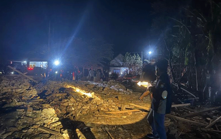 Lokasi rumah yang meledak akibat bahan bakar petasan atau mercon di Dusun Tegalrejo, Desa Karangbendo, Kecamatan Ponggok, Blitar, Sabtu (19/2). (ANTARA/ Polres Blitar Kota)