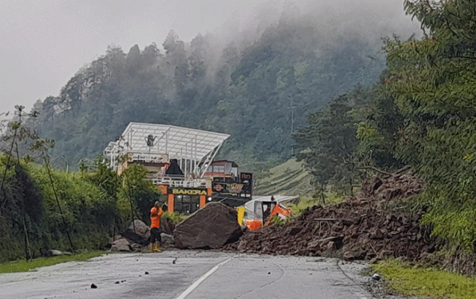 Proses pembersihan puing longsor di jalan tembus Tawangmangu-Magetan, tepatnya di Desa Gondosuli, Kecamatan Tawangmangu dengan alat berat, Selasa (14/2). (RUDI H/RADAR SOLO)