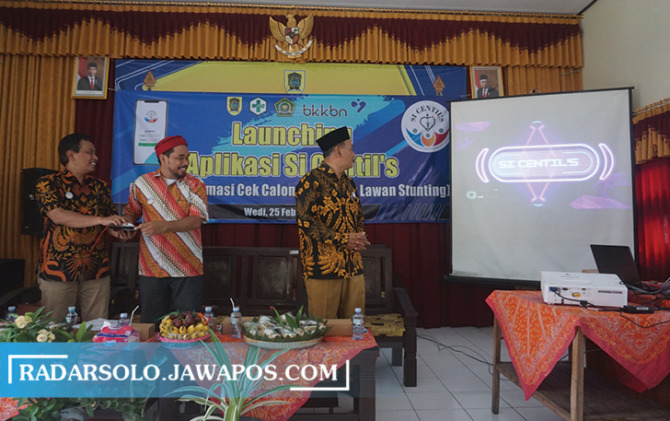 INOVASI: Pemerintah Kecamatan Wedi saat meluncurkan aplikasi Si Centil’s di aula kantor kecamatan, Sabtu (25/2/2023). (ANGGA PURENDA/RADAR SOLO)