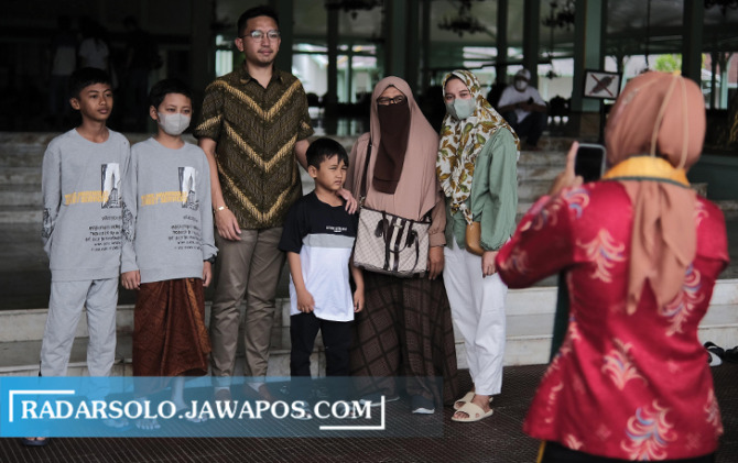 TAK BERJARAK: Mangkunegara X tak sungkan melayani foto bersama wisatawan ke Pura Mangkunegaran. (ARIEF BUDIMAN/RADAR SOLO)