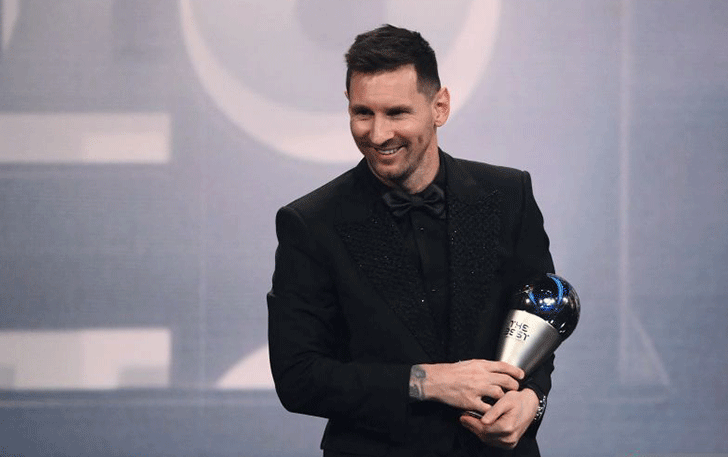 Pemain timnas Argentina dan PSG Lionel Messi saat menerima penghargaan pemain pria terbaik FIFA 2022 di Paris, Prancis pada Selasa (28/2) dini hari WIB. (ANTARA/AFP/FRANCK FIFE)