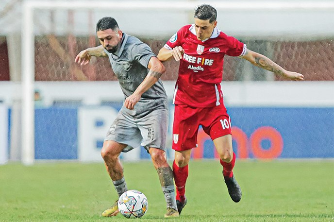 ILUSTRASI: Messidoro bakal mendapatkan pengawalan ketat dari pemain Bali United. (PERSIS SOLO OFFICIAL)