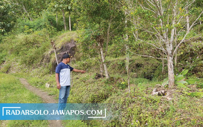 MASIH ASRI: Kadus Kepuh Suyarto menunjukkan wilayah Mbabastakir di Desa Plosorejo, Kecamatan Kismantoro, Jumat (17/2/2023). (IWAN ADI LUHUNG/RADAR SOLO)