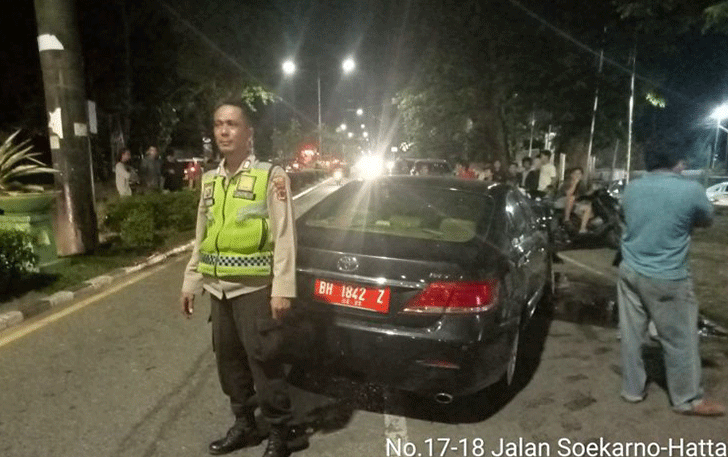 Kondisi mobil dinas DPRD Provinsi Jambi yang alami kecelakaan saat dikendarai pelajar SMA dan pacarnya, Kamis (2/2) malam.(ANTARA/Polrestabes Jambi)