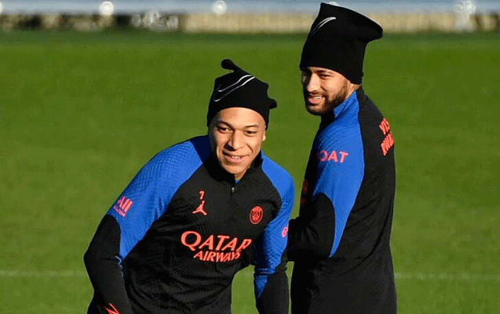 Kylian Mbappe (kiri) dan Neymar melakukan pemanasan di Camp des LogesNEYM. (JPG/JULIEN DE ROSA/AFP PHOTO)
