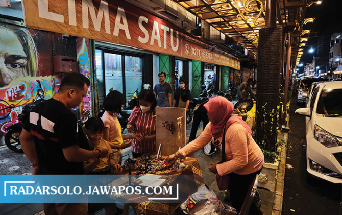 Suasana Koridor Gatsu yang menjadi jujugan baru bagi warga Solo dan wisatawan. Ramah dan makanan yang murah menjadi daya tarik tersendiri bagi Kota Solo. (M. IHSAN/RADAR SOLO)