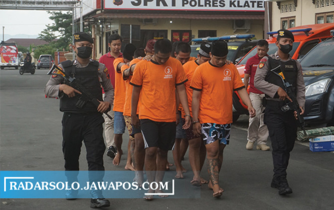 NEKAT: Para pelaku pengeroyokan saat digelandang di Mapolres Klaten. (ANGGA PURENDA/RADAR SOLO)