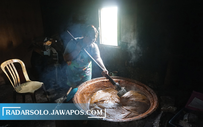 TRADISIONAL: Proses produksi Jenang Popongan di Dusun Popongan, Tegalgondo, Wonosari, Klaten. (ANGGA PURENDA/RADAR SOLO)