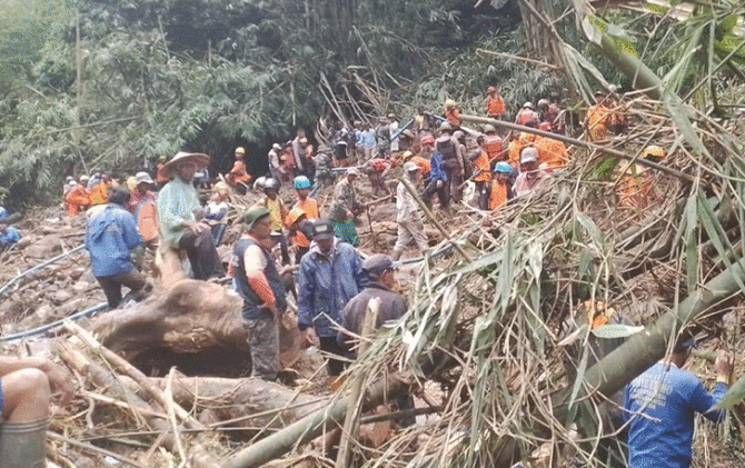 Lokasi pencarian Suwarni, 55, warga Segorogunung, Kecamatan Ngargoyoso, Karanganyar yang diduga tertimbun longsor. (RUDI H/RADAR SOLO)