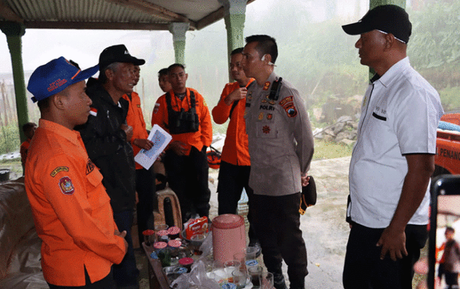 Kapolres Karanganyar AKBP Jerrold HY Kumontoy bersama Basarnas melakukan koordinasi untuk membuka operasi SAR pencarian warga Ngargoyoso yang diduga tertimbun longsor, Kamis (16/2). (RUDI H/RADAR SOLO)