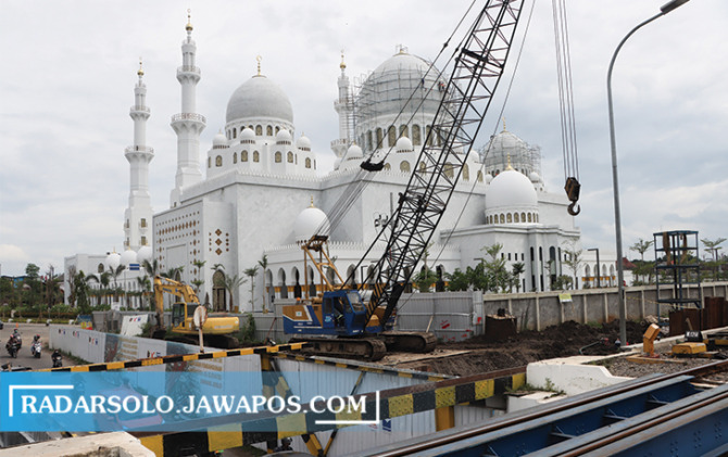 KAWASAN MACET: Viaduk Gilingan bakal diperluas agar bisa diakses kendaraan besar dan untuk mengurai lalu lintas sekitar Masjid Sheikh Zayed. (M. IHSAN/RADAR SOLO)