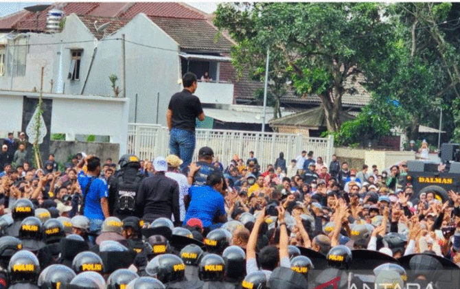 Ribuan pendukung PSIS Semarang dihadang di depan pintu Stadion Jatidiri Semarang saat laga PSIS menjamu Persis Solo, Jumat (17/2). (ANTARA/ I.C.Senjaya)