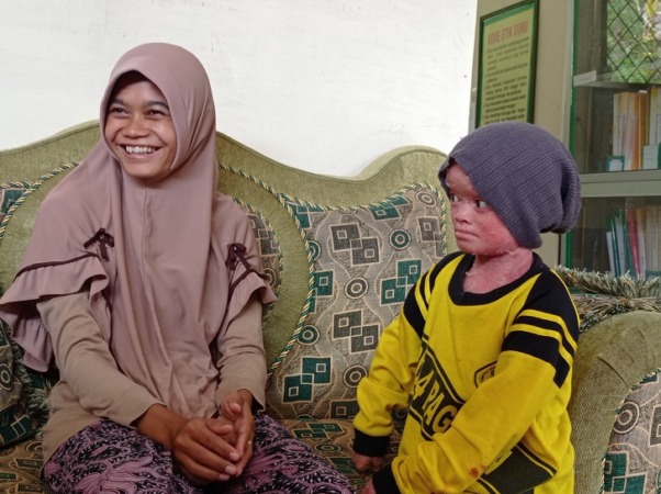 Daffa bersama Rahning Puspitasari, ibunya, Jumat (24/2/2023). (IWAN ADI LUNG/RADAR SOLO)