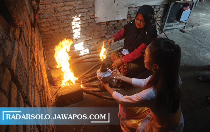LESTARIKAN TRADISI: Penyalaan api pada teplok atau lentera dalam prosesi tradisi wetonan cethik geni di Dusun Lemburejo, Desa Gatak, Kecamatan Delanggu, Minggu (12/2/2023). (ANGGA PURENDA/RADAR SOLO)