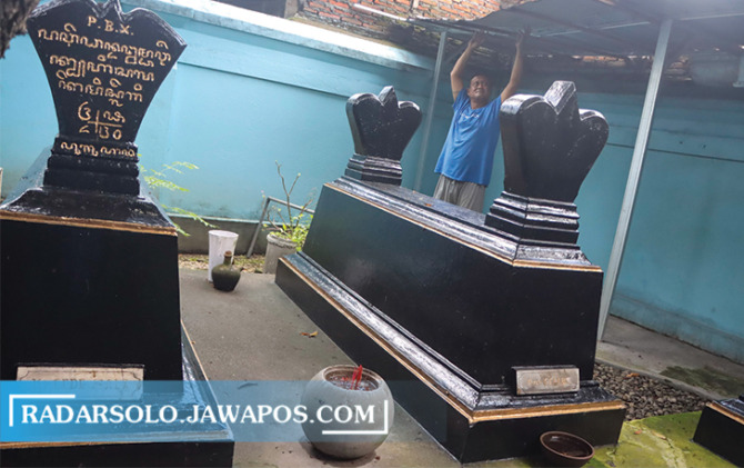 KURANG PERHATIAN: Juru kunci makam Joko Saputro Adi saat mengecek kondisi atap di areal Makam Ki Gede Sala, Kamis (23/2/2023). (M. IHSAN/RADAR SOLO)