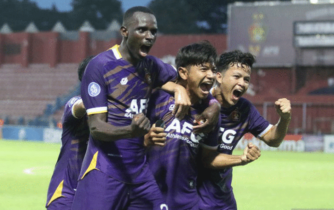 Pemain Persik Kediri melakukan selebrasi usai mencetak gol ke gawang Madura United FC pada pertandingan Liga 1 di Stadion Brawijaya, Kota Kediri, Jawa Timur, Selasa (24/1).  (ANTARA FOTO/Prasetia Fauzani)
