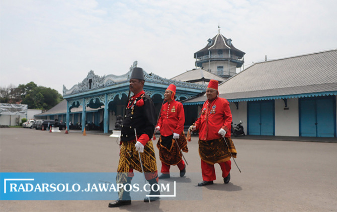 SEGERA DIGARAP: Prajurit Keraton tengah berjalan di kawasan Kori Kamandungan. Desain revitalisasi keraton sudah jadi, pengerjaan bakal segera dilakukan jika Sinuhun sutuju. (M. IHSAN/RADAR SOLO)