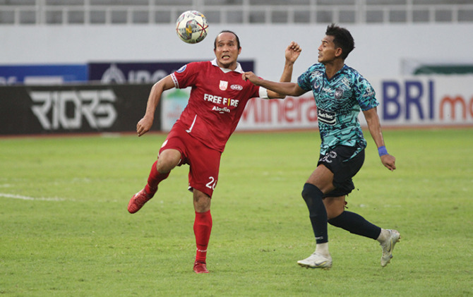 BERJIBAKU: Bek Persis Solo Ryan Mizian (kiri) berduel dengan striker PSIS Semarang Hari Nur di Stadion Jatidiri, kemarin. (BASKORO SEPTIADI/RADAR SEMARANG)