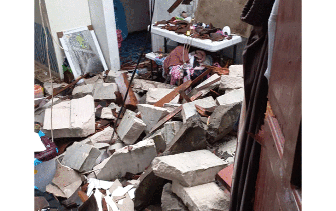 Kondisi bangunan rumah yang roboh usai diamuk angin puting beliung di Boyolali, Rabu (15/2). (Istimewa)