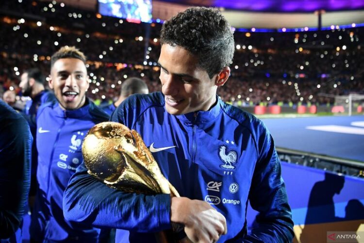 Raphael Varane saat merayakan kemenangan timnas Prancis menjuarai Piala Dunia 2018 di akhir pertandingan UEFA Nations League melawan Belanda di Stadion Stade de France, Paris pada 9 September 2018. (ANTARA/AFP/FRANCK FIFE)