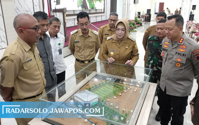 6 CABOR: Bupati Sukoharjo Etik Suryani amati maket GOR yang akan segera dibangun dalam waktu dekat ini. (IWAN KAWUL/RADAR SOLO)